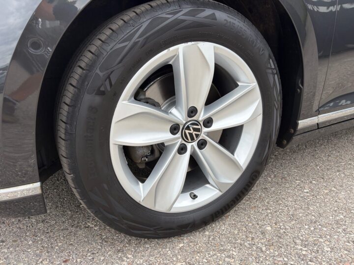 Abbildung Fahrzeugdetailansicht Volkswagen Passat - Nr. 37