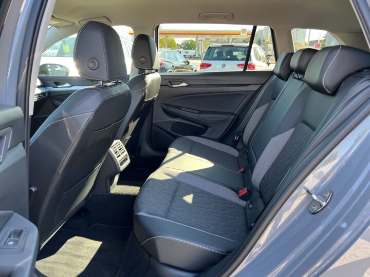 Abbildung Fahrzeugdetailansicht Volkswagen Golf Variant - Nr. 13