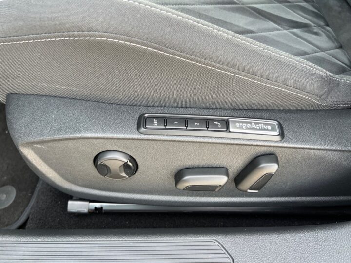 Abbildung Fahrzeugdetailansicht Volkswagen Golf Variant - Nr. 32