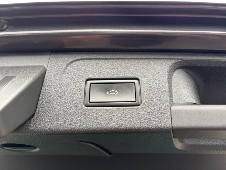 Abbildung Fahrzeugdetailansicht Volkswagen Passat - Nr. 33