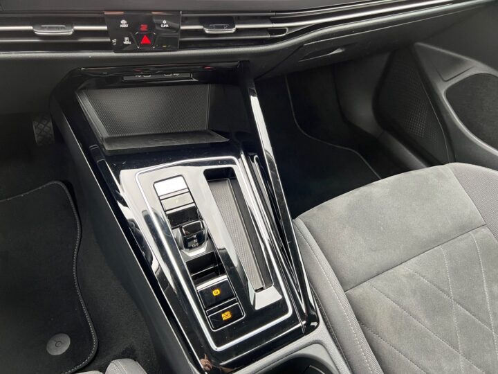 Abbildung Fahrzeugdetailansicht Volkswagen Golf Variant - Nr. 29