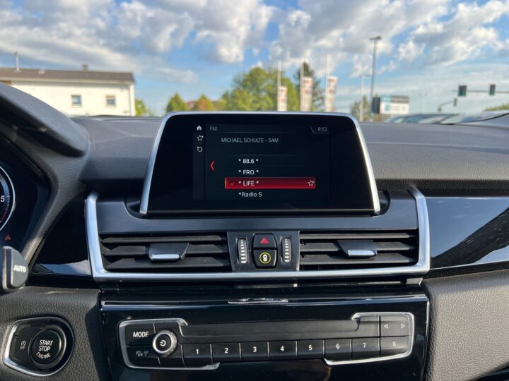 Abbildung Fahrzeugdetailansicht BMW 218 - Nr. 18