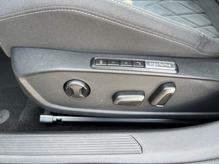 Abbildung Fahrzeugdetailansicht Volkswagen Golf Variant - Nr. 32