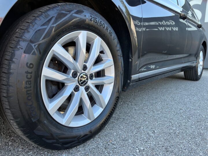 Abbildung Fahrzeugdetailansicht Volkswagen Passat Variant - Nr. 36