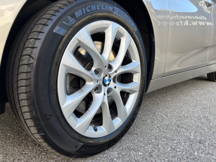 Abbildung Fahrzeugdetailansicht BMW 218 - Nr. 33