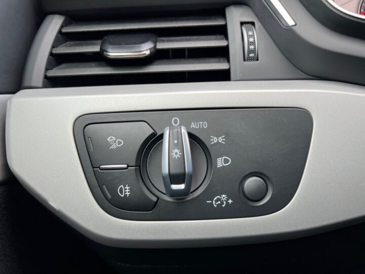 Abbildung Fahrzeugdetailansicht Audi A4 - Nr. 44