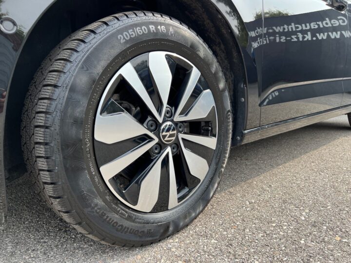 Abbildung Fahrzeugdetailansicht Volkswagen Touran - Nr. 36