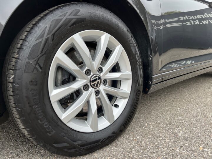 Abbildung Fahrzeugdetailansicht Volkswagen Passat Variant - Nr. 37