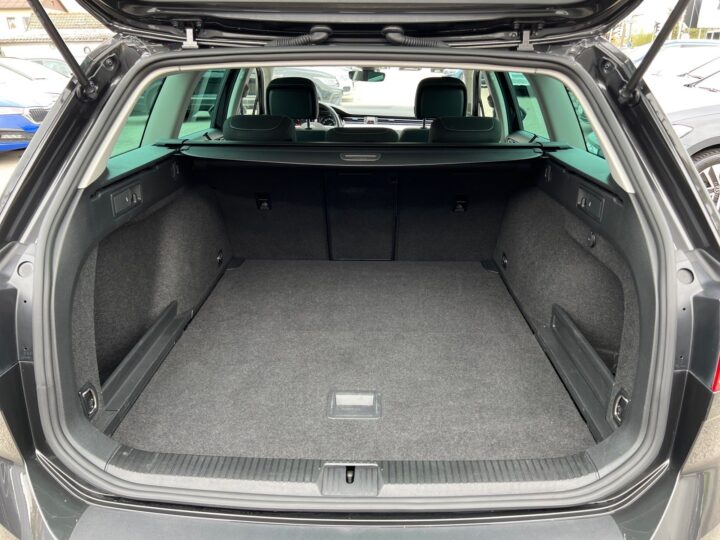 Abbildung Fahrzeugdetailansicht Volkswagen Passat Variant - Nr. 14
