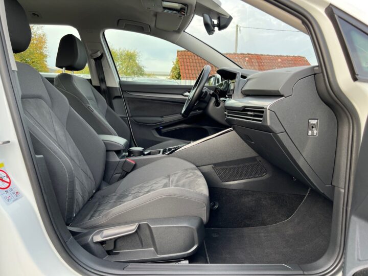 Abbildung Fahrzeugdetailansicht Volkswagen Golf Variant - Nr. 34