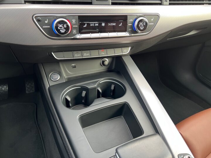 Abbildung Fahrzeugdetailansicht Audi A4 - Nr. 27