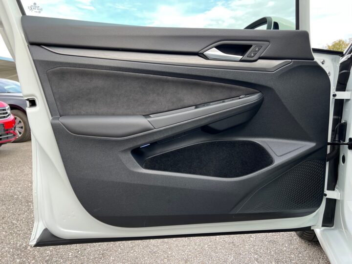 Abbildung Fahrzeugdetailansicht Volkswagen Golf Variant - Nr. 30
