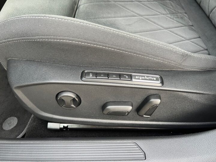 Abbildung Fahrzeugdetailansicht Volkswagen Golf Variant - Nr. 32
