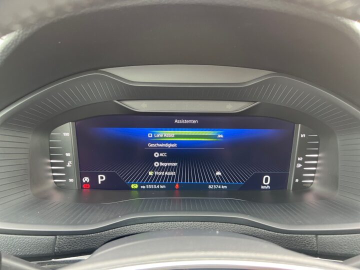 Abbildung Fahrzeugdetailansicht Skoda Karoq - Nr. 16