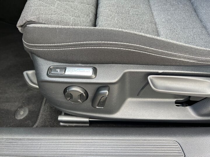 Abbildung Fahrzeugdetailansicht Volkswagen Passat Variant - Nr. 35